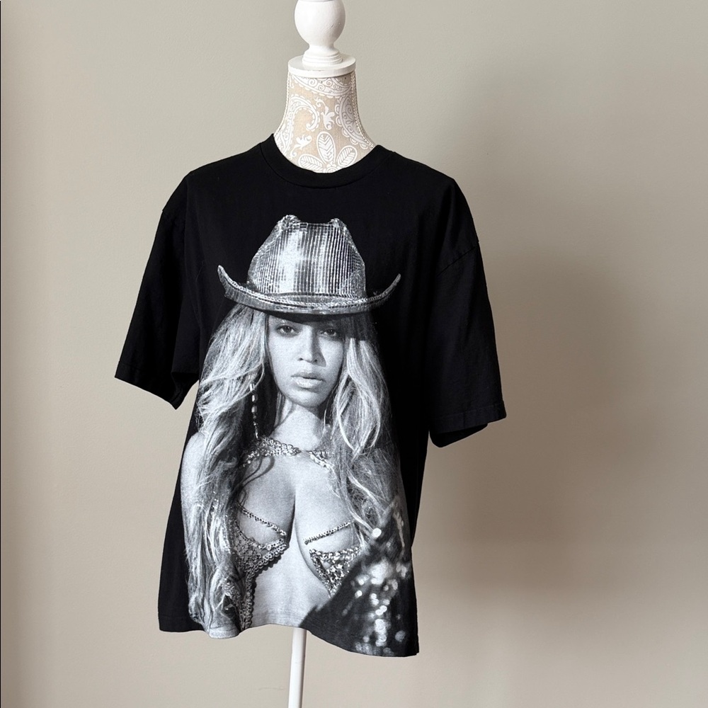 Beyoncé Concert T-Shirt with Silver Hat Design sz XL